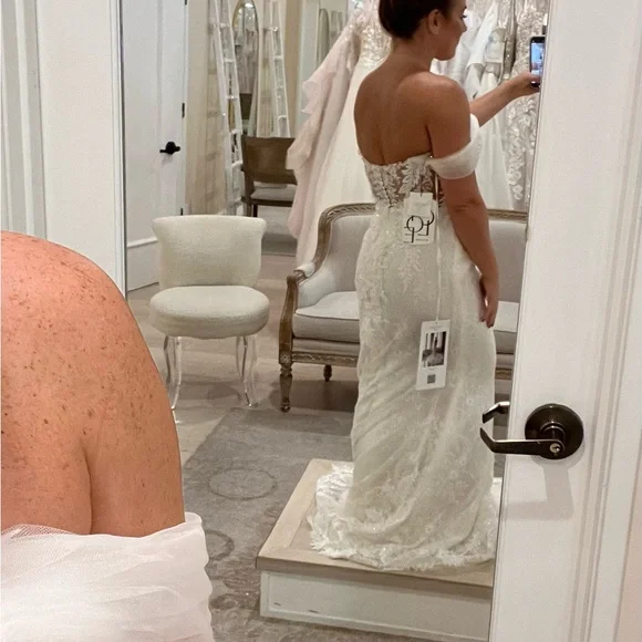 Elegant Off-Shoulder Lace Wedding Dress - Picture 4 of 5